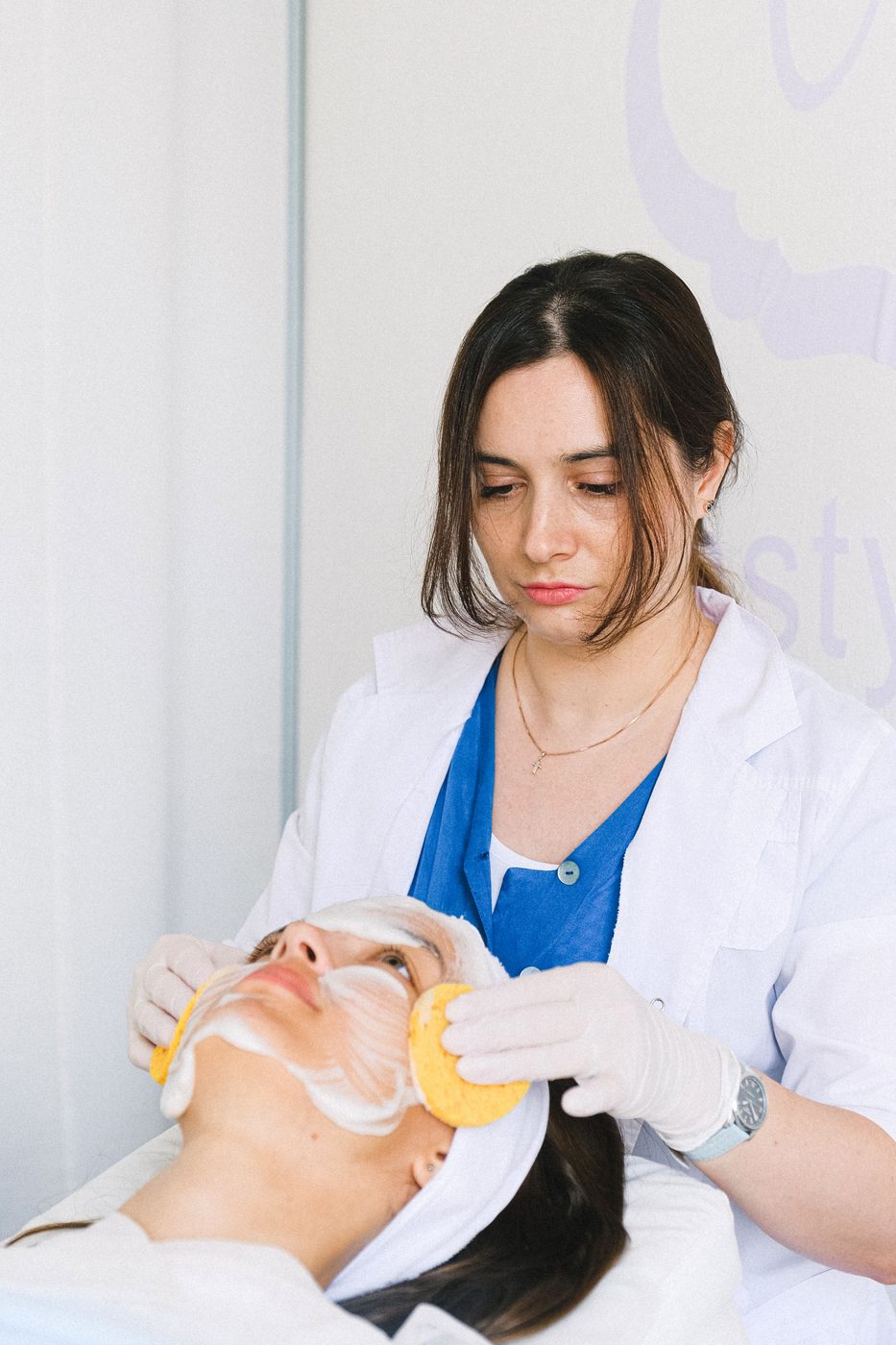 Cosmetóloga realizando limpieza facial profesional