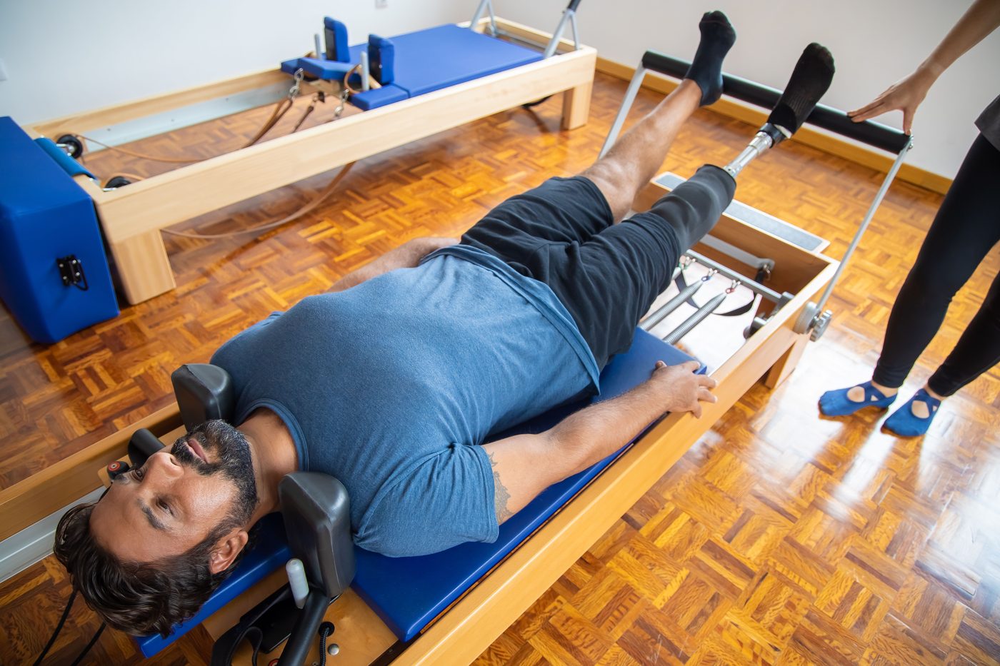 Paciente trabajando en reformer de pilates